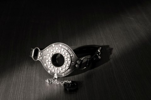 SKÓRZANY CZARNY KNEBEL Z CWIEKAMI I OTWOREM Z ZATYCZKĄ BDSM OSTRY SEX